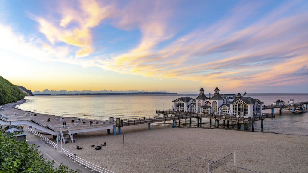 Die Seebrücke von Sellin, Abendstimmung, Sonnenuntergang, 394 Meter lang, mit Restaurant, Schiffsanleger, Strandkörbe, Insel Rügen, Mecklenburg-Vorpommern, Deutschland Seebrücke Sellin